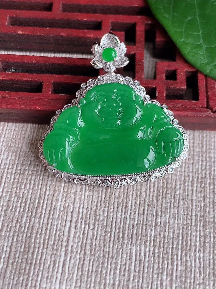天然A货翡翠18K金伴阳绿佛公吊坠尺寸30.5×29.2×6裸石17.4×24m量7.13g 0522