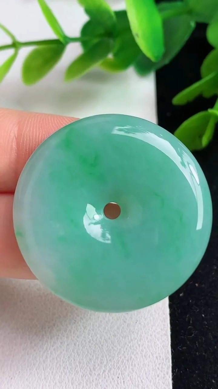天然A货翡翠平安扣吊坠，尺寸33.2-5.4，重量:13.55g
5月23日