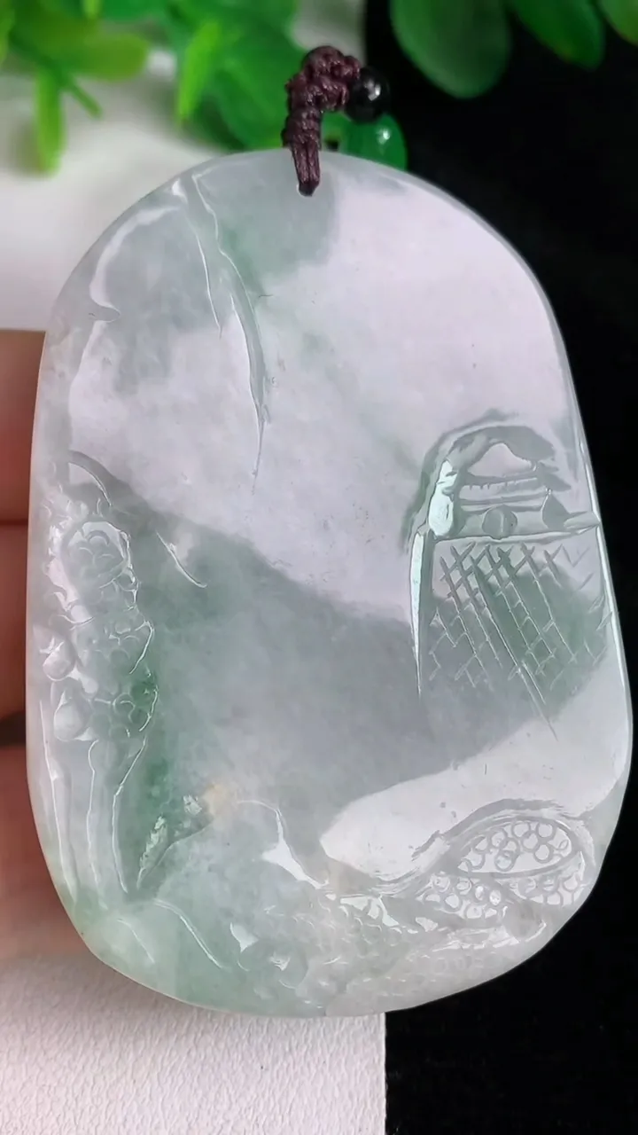 天然A货翡翠山水牌吊坠，尺寸66.5-46.2-15.2，重:81.65g
5月23日