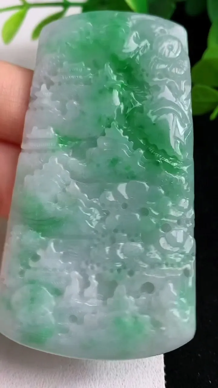 天然A货翡翠山水牌吊坠，尺寸71-38.2-5.8，重量:40.11g
5月23日