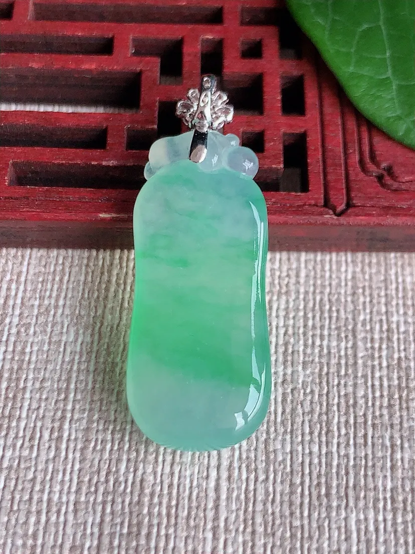 天然A货翡翠18K金伴飘绿福瓜吊坠尺寸37.8×30×13.4×6.3m量6.08g 0522