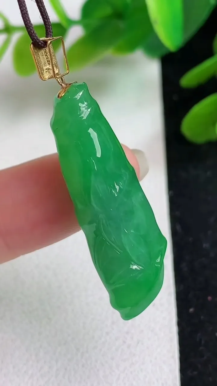 天然A货翡翠节节高升 竹节吊坠，尺寸34-11-8.3，重量:6.07g
5月23日