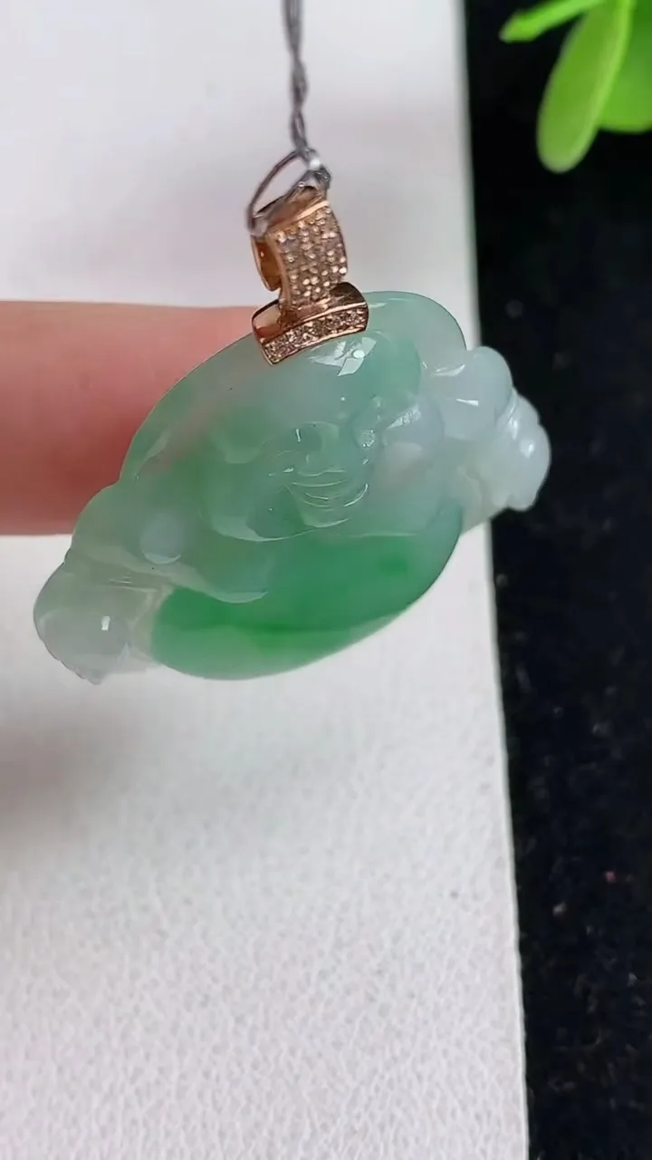 天然A货翡翠佛公吊坠，尺寸28.4-30.7-5.8，重量:8.20g
5月23日
