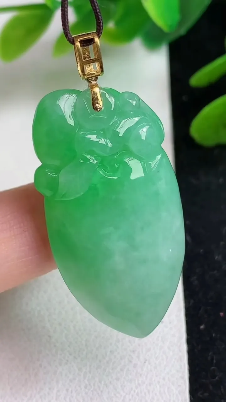天然A货翡翠灵猴献瑞 福瓜吊坠，尺寸36.6-19-8，重量:11.42g
5月23日