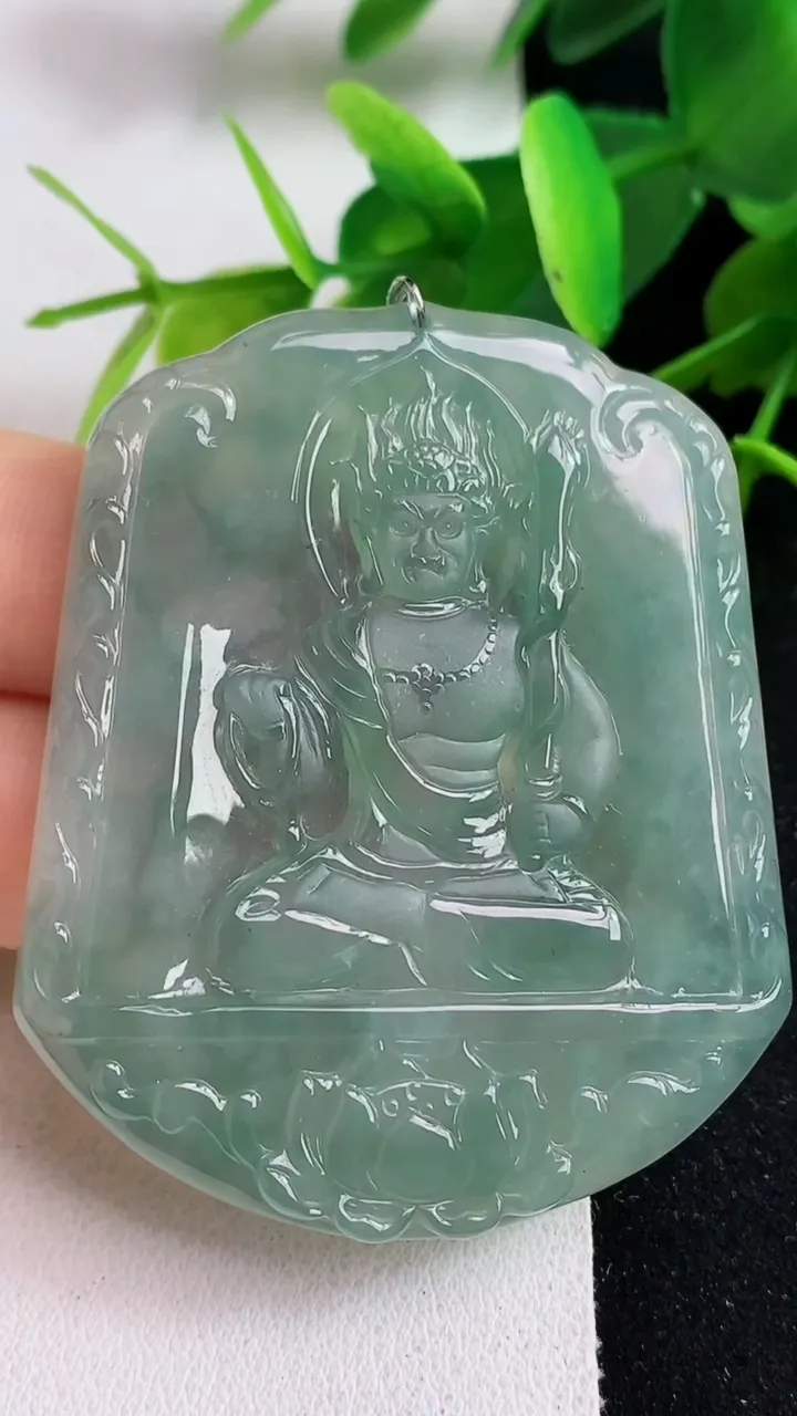 天然A货翡翠不动明王吊坠，尺寸55-45-5.2，重量:31.20g
5月23日