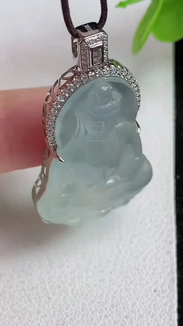 天然A货翡翠白冰素衣观音吊坠，尺寸31.8-21.2-7，重量:8.30g
5月23日