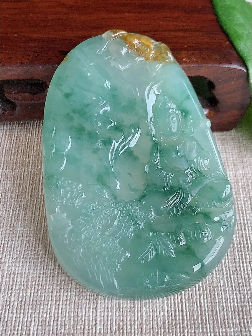 a货翡翠老坑冰种飘黄翡飘花山水观音吊坠  尺寸66.7×44.2×6.5mm 重量43.94g 0522
