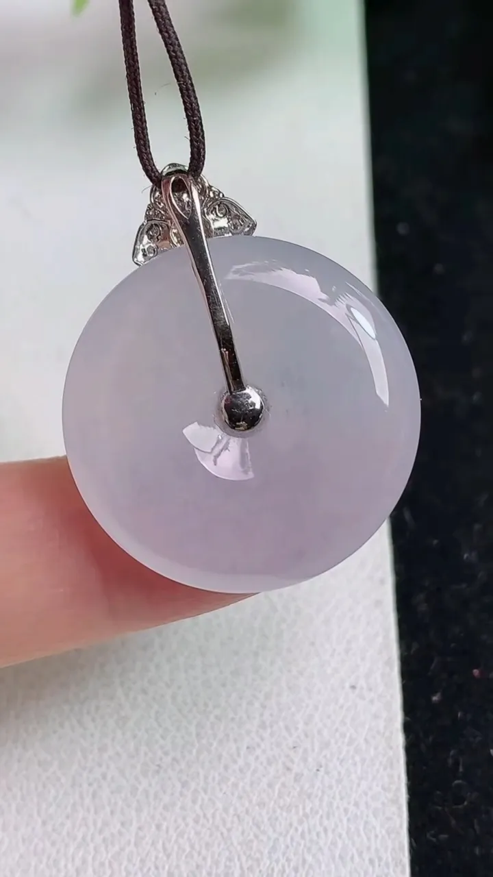 天然A货翡翠白冰平安扣吊坠，尺寸23.7-4.8，重量:6.27g
5月23日