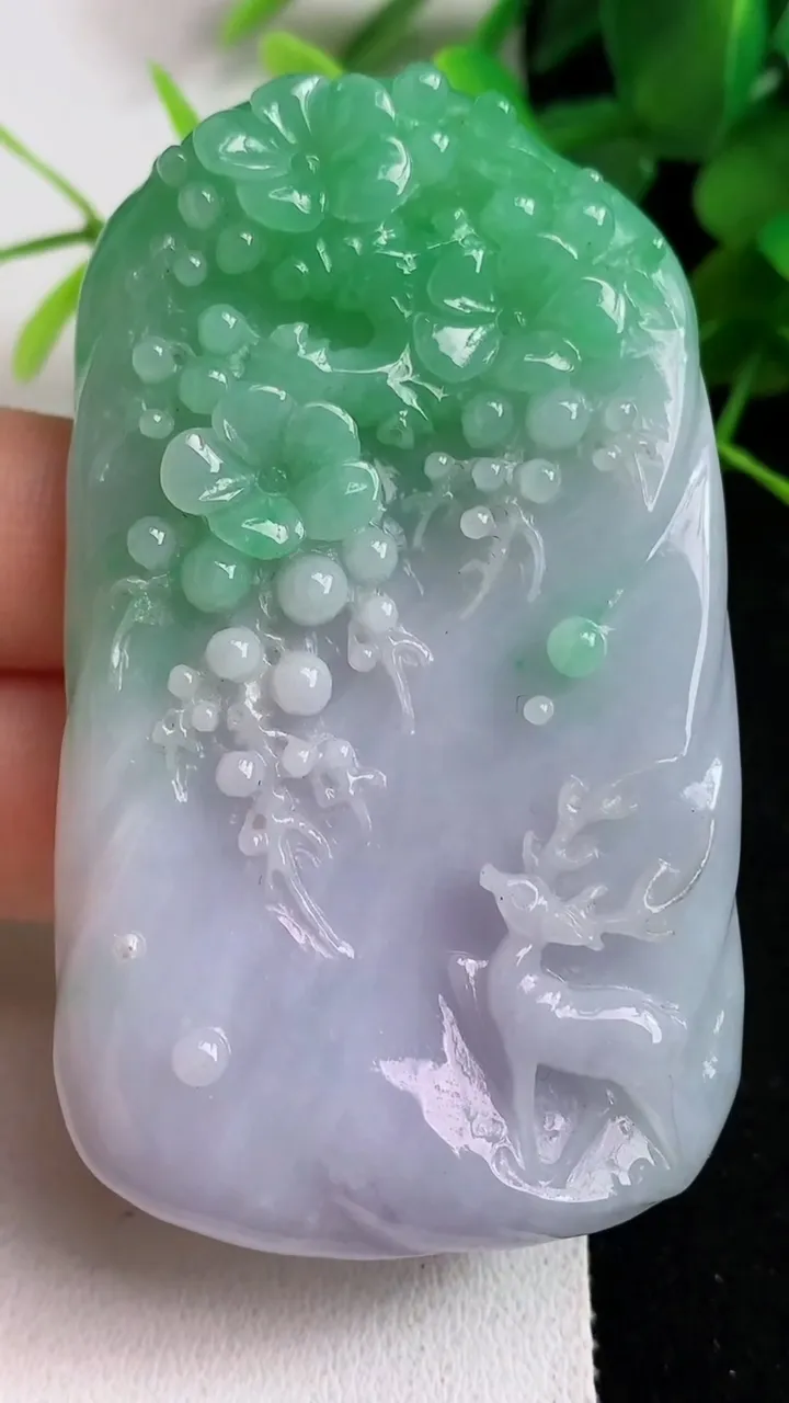天然A货翡翠春带彩 紫罗兰梅花鹿吊坠，尺寸67-39.2-10，重量:56.05g
5月23日