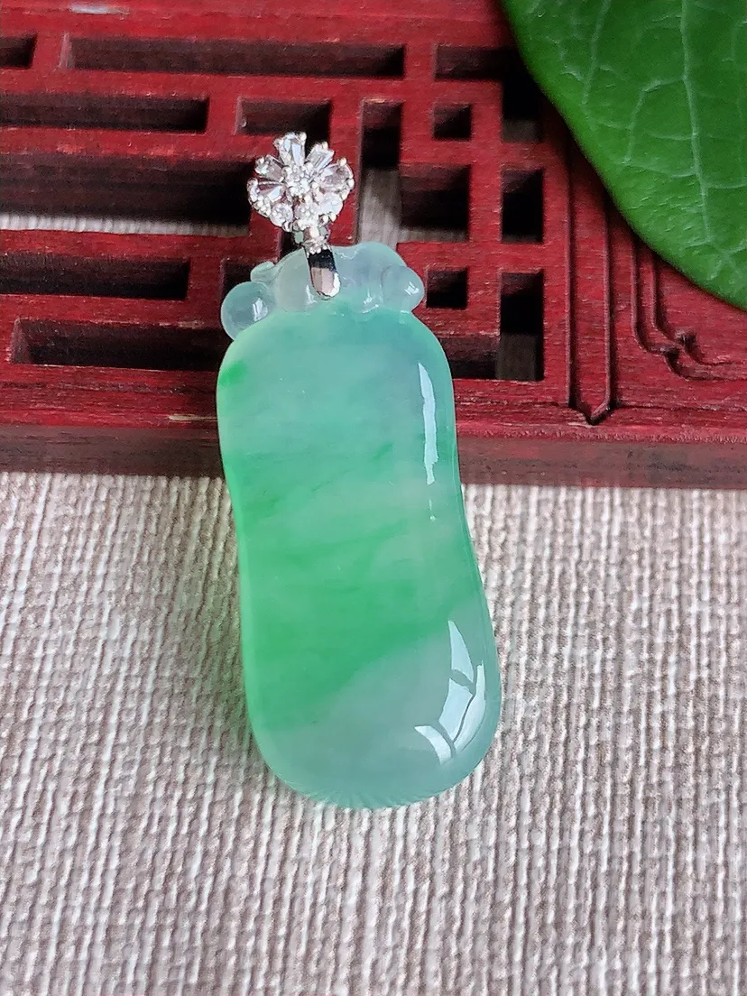 天然A货翡翠18K金伴飘绿福瓜吊坠尺寸37.8×30×13.4×6.3m量6.08g 0522