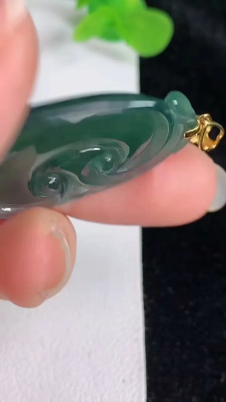 天然A货翡翠k金蓝水如意吊坠，尺寸32.4-21-4.1，重:5.90g
5月23日