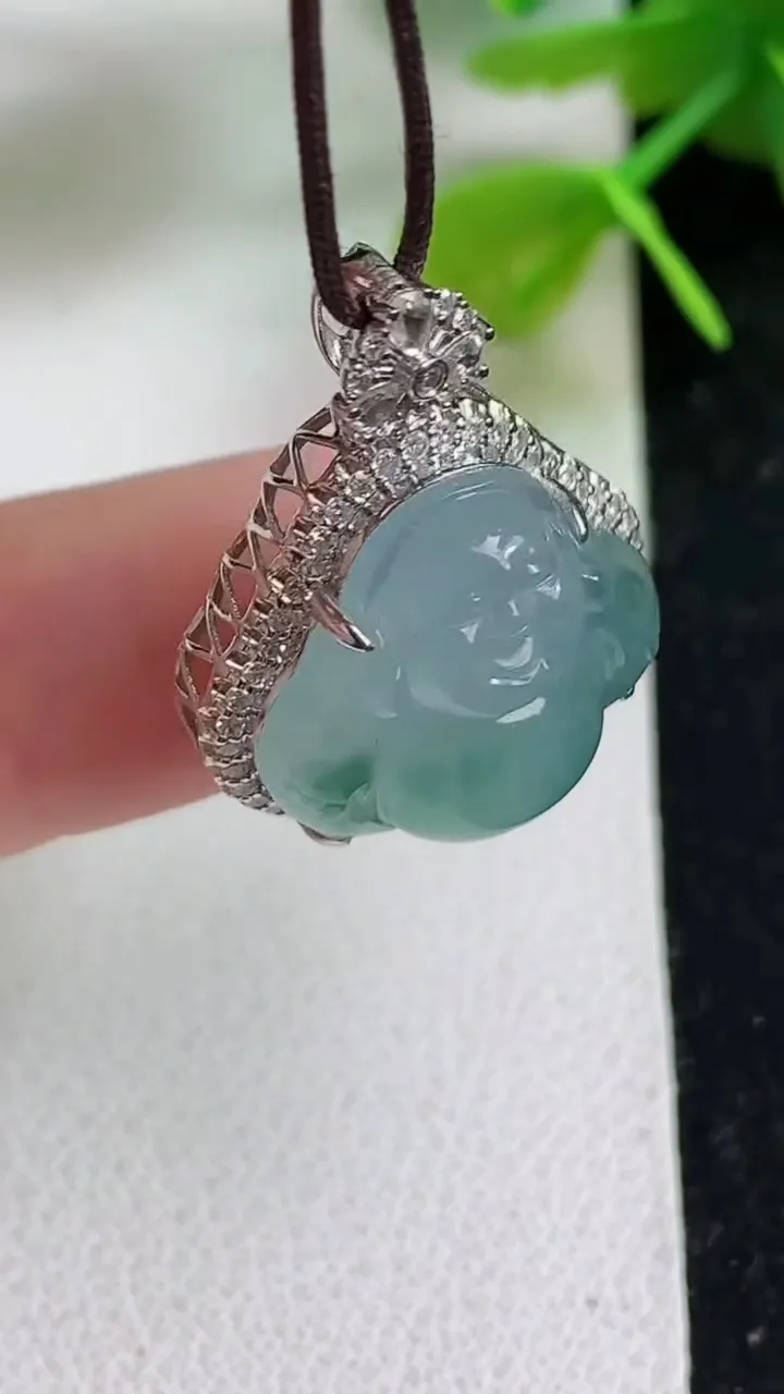 天然A货翡翠飘花佛公吊坠，尺寸23.5-18.2-10，裸石15-15.8，重量:4.00g
5月23日
