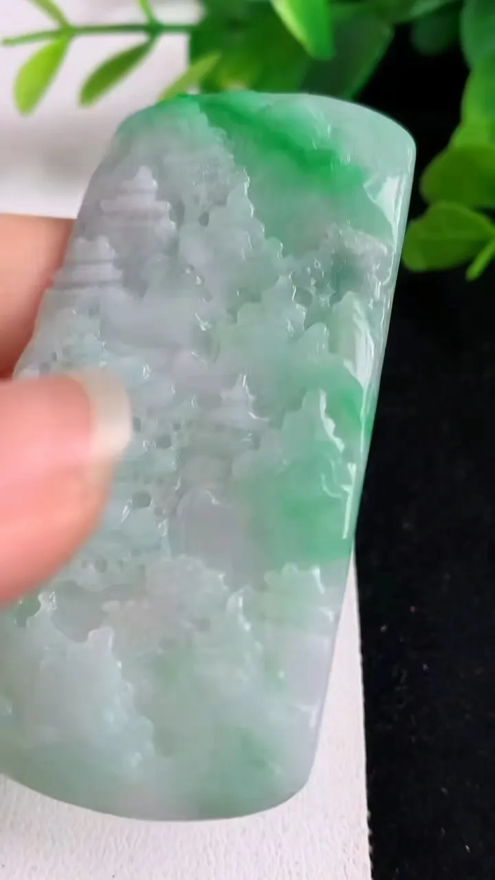 天然A货翡翠山水牌吊坠，尺寸65.4-37.7-5.2，重量:31.41g
5月23日
