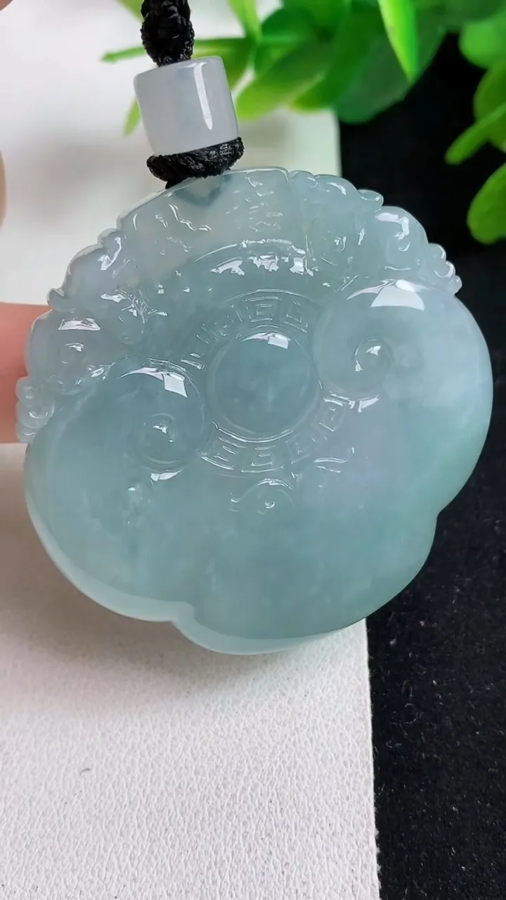 天然A货翡翠如意头吊坠，尺寸47.5-47.4-8.6，重量:45.31g
5月23日