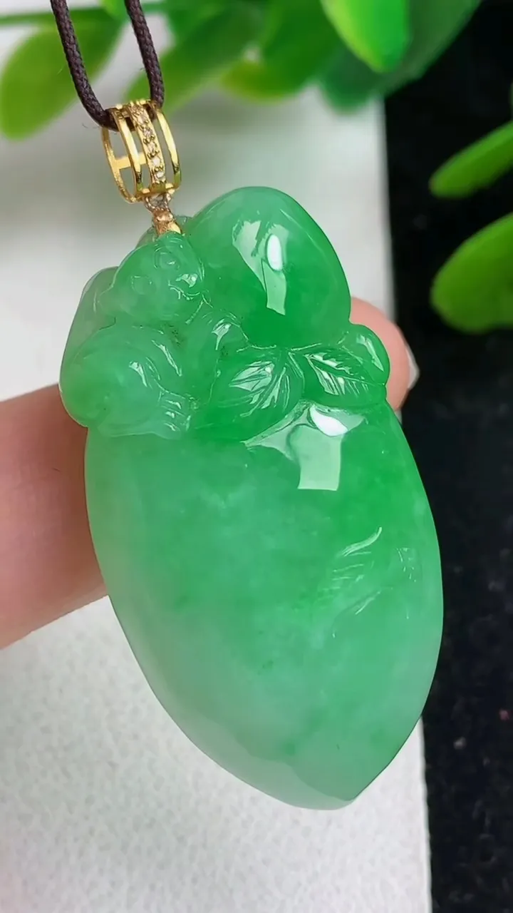 天然A货翡翠灵猴献瑞 福瓜吊坠，尺寸36.6-19-8，重量:11.42g
5月23日