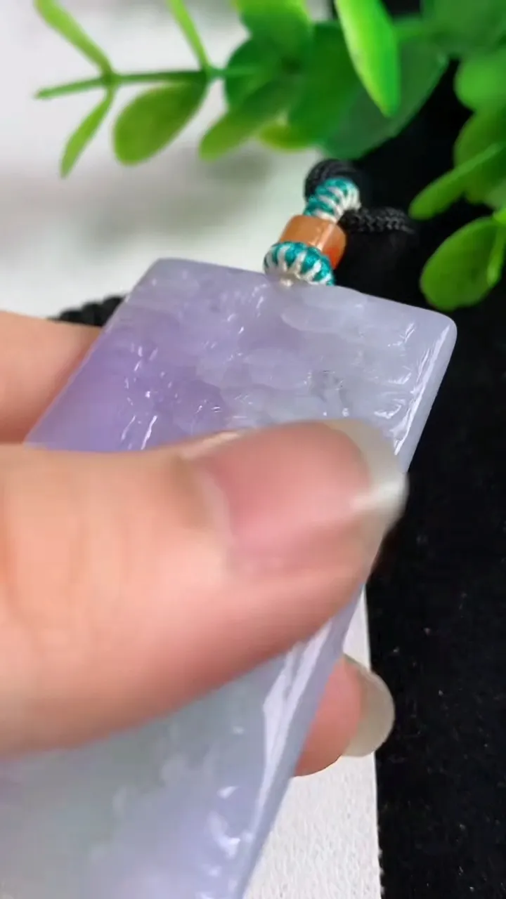 天然A货翡翠春带彩 紫罗兰山水牌吊坠，尺寸56.4-38-6，重量:36.63g
5月23日