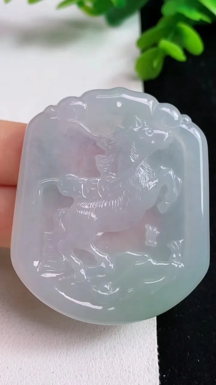 天然A货翡翠生肖马牌吊坠，尺寸53.8-45.4-4.7，重量:23.33g
5月23日