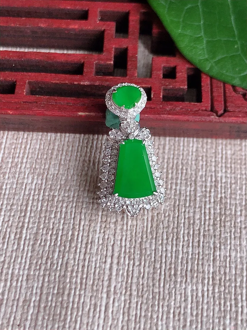天然A货翡翠18K金伴阳绿无事牌吊坠尺寸22×11.2×7裸石9×5.8m量2.50g 0522