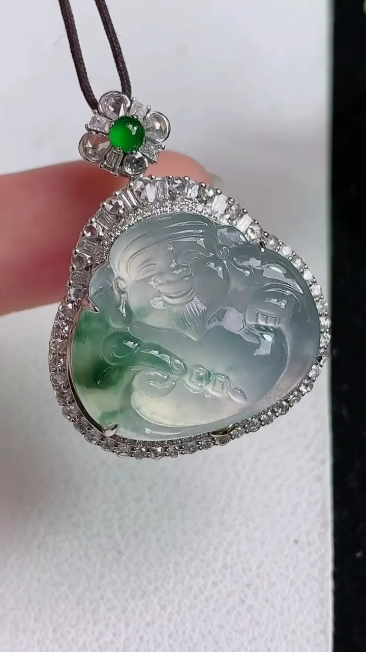 天然A货翡翠飘花财神爷吊坠，尺寸32.8-25.8-13.6，裸石19.2-22，重量:8.63g
