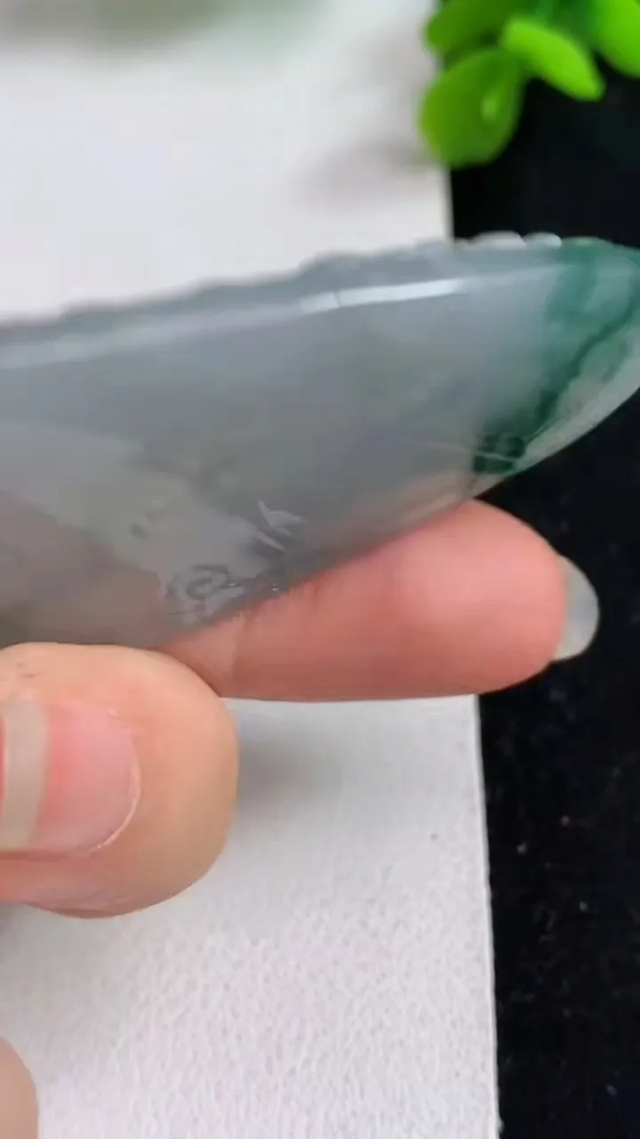 天然A货翡翠飘花阿弥陀佛吊坠，尺寸55.7-31.2-5，重量:19.73g
5月23日