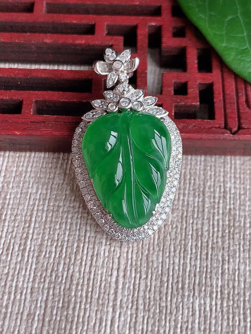 天然A货翡翠18K金伴满绿叶子金枝玉叶吊坠尺寸32×17.5×8裸石17.8×13.7m量4.73g 0522
