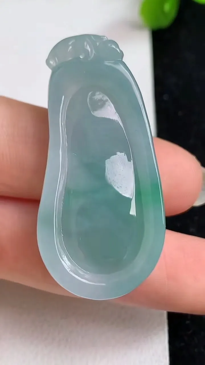 天然A货翡翠福瓜吊坠，尺寸41.8-20-10，重量:15.30g
5月23日