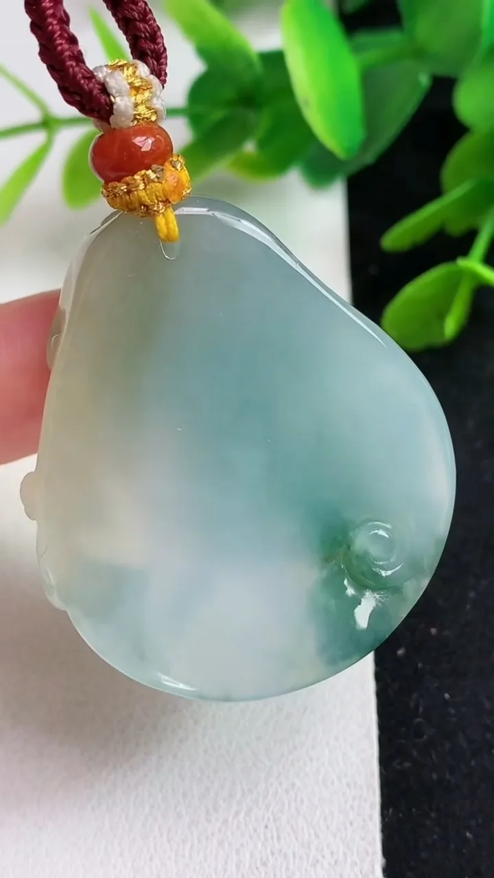 天然A货翡翠双彩生肖羊吊坠，尺寸41.3-35-11，重量:27.78g
5月23日