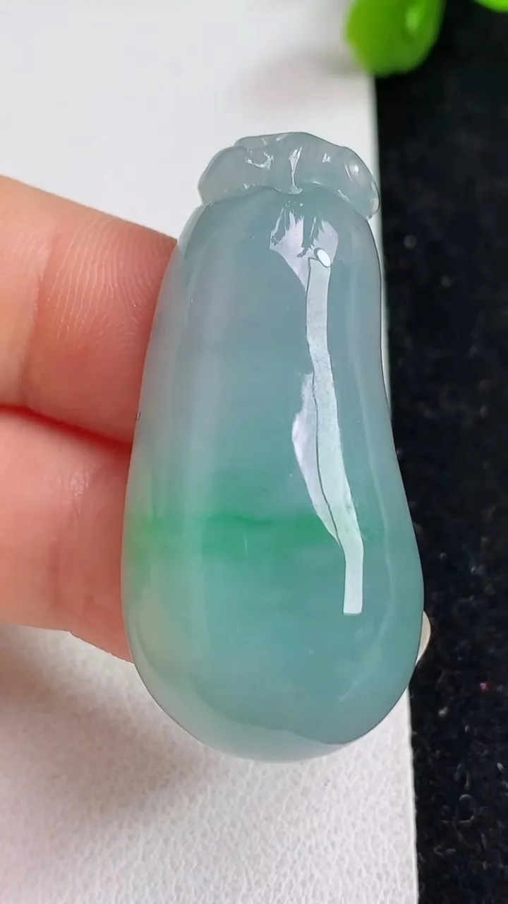 天然A货翡翠福瓜吊坠，尺寸41.8-20-10，重量:15.30g
5月23日