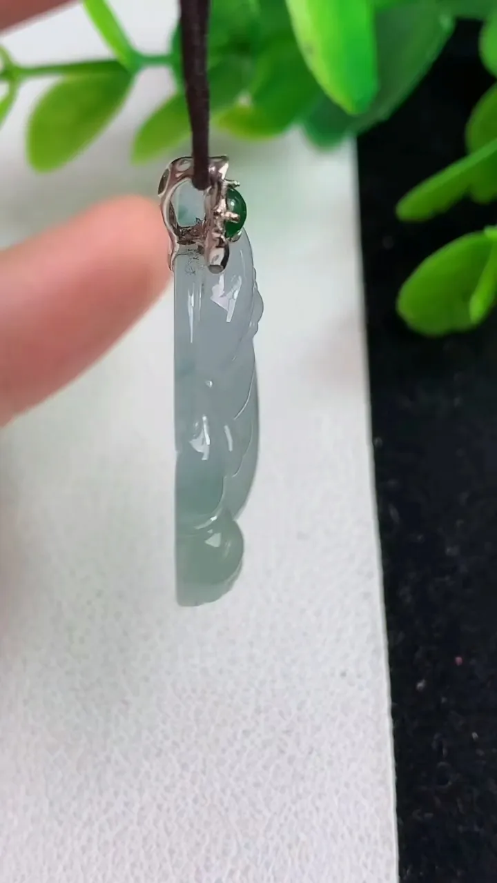 天然A货翡翠飘花佛公吊坠，尺寸26.7-34-6.5，重量:9.46g
5月23日