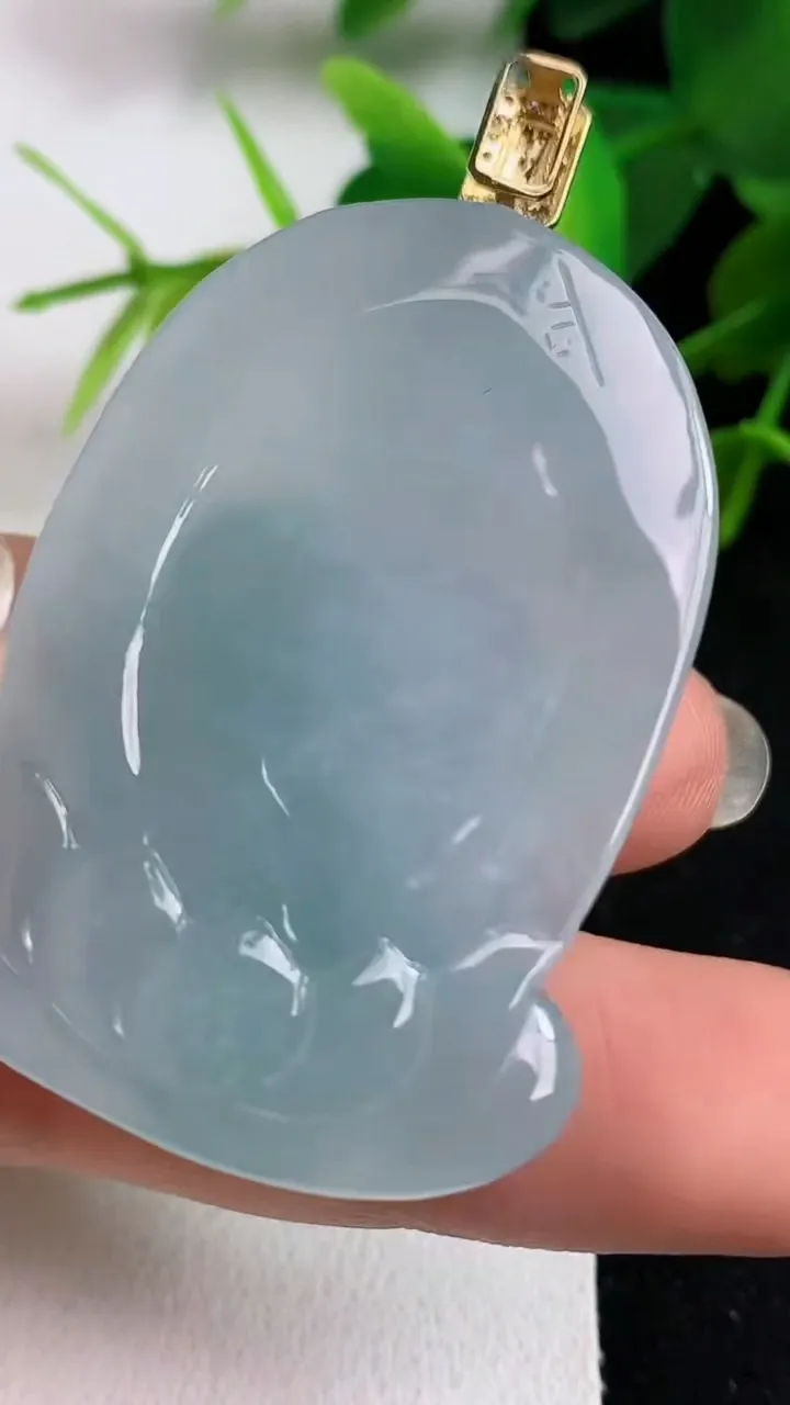 天然A货翡翠观音菩萨吊坠，尺寸45-27.8-10.7，重量:28.15g
5月23日