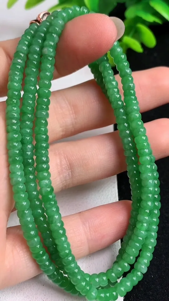 天然A货翡翠算盘珠项链253颗，尺寸3.8-2，重量:21.84g
5月23日
