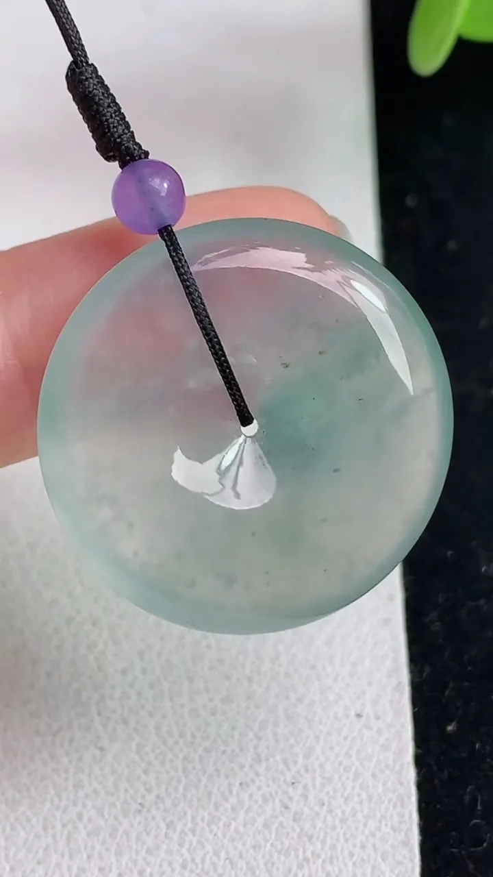 天然A货翡翠平安扣吊坠，尺寸25.8-5.2，重量:7.20g
5月23日