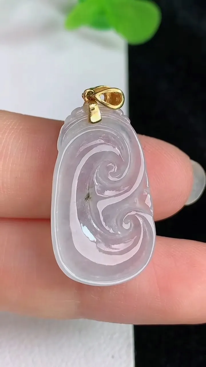 天然A货翡翠白冰如意吊坠，尺寸26-15.5-3.9，重:3.24g
5月23日