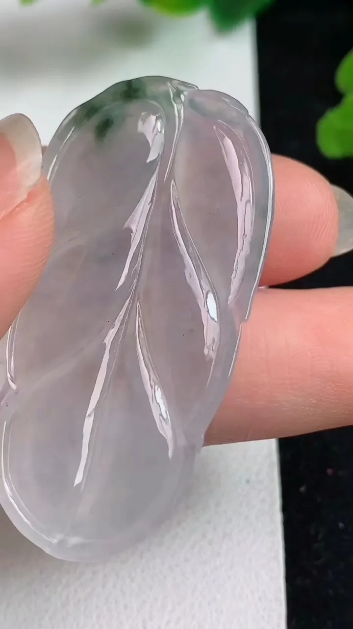 天然A货翡翠飘花金枝玉叶 叶子吊坠，尺寸44-22.4-4，重量:8.35g
5月23日
