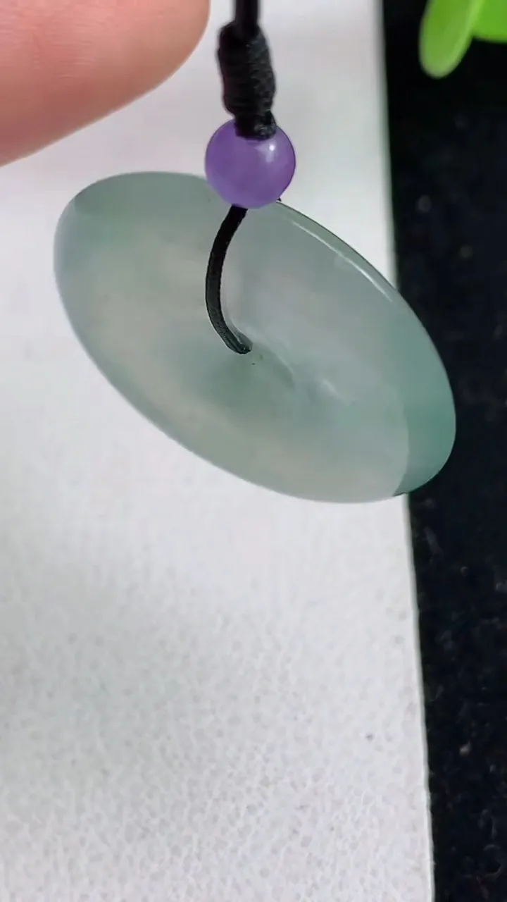 天然A货翡翠平安扣吊坠，尺寸25.8-5.2，重量:7.20g
5月23日