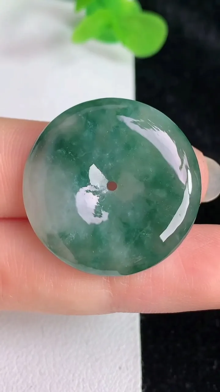 天然A货翡翠飘花平安扣吊坠，尺寸27-5.2，重:8.05g
5月23日