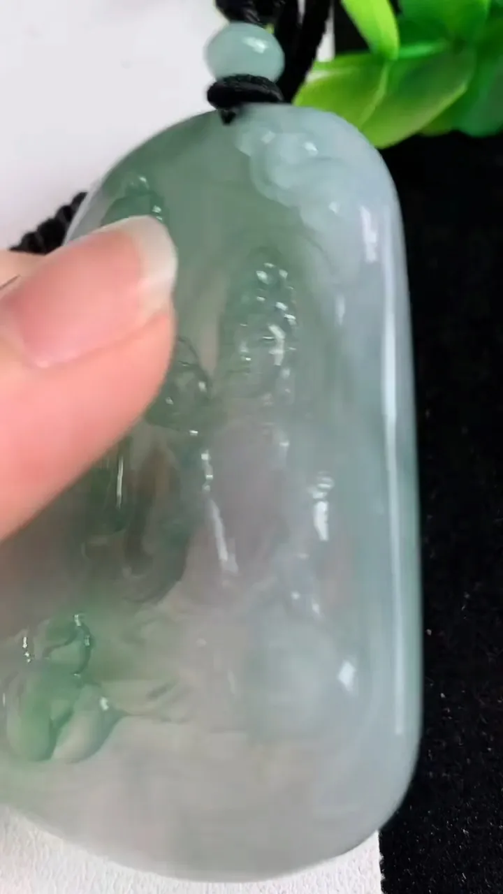 天然A货翡翠大势至观音菩萨吊坠，尺寸62.8-44.3-5.7，重量:37.18g
5月23日