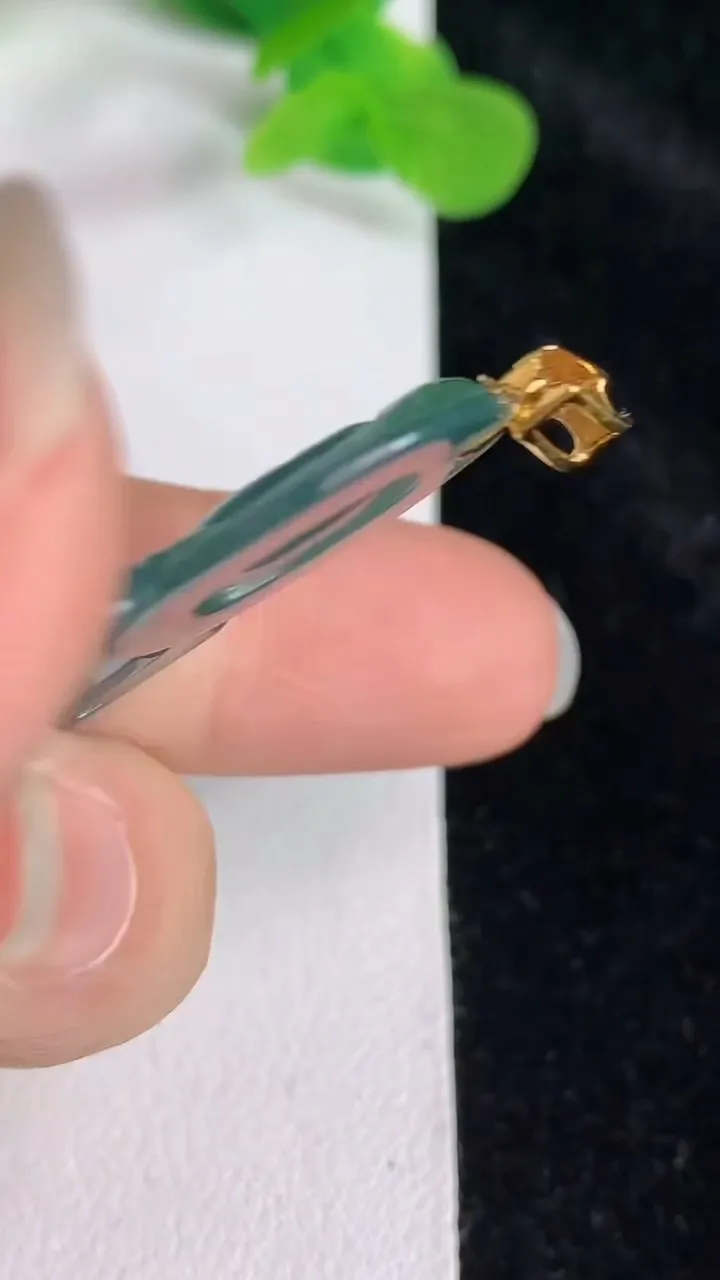 天然A货翡翠k金蓝水观音菩萨吊坠，尺寸45.5-28.4-3.4，重:8.03g
5月23日