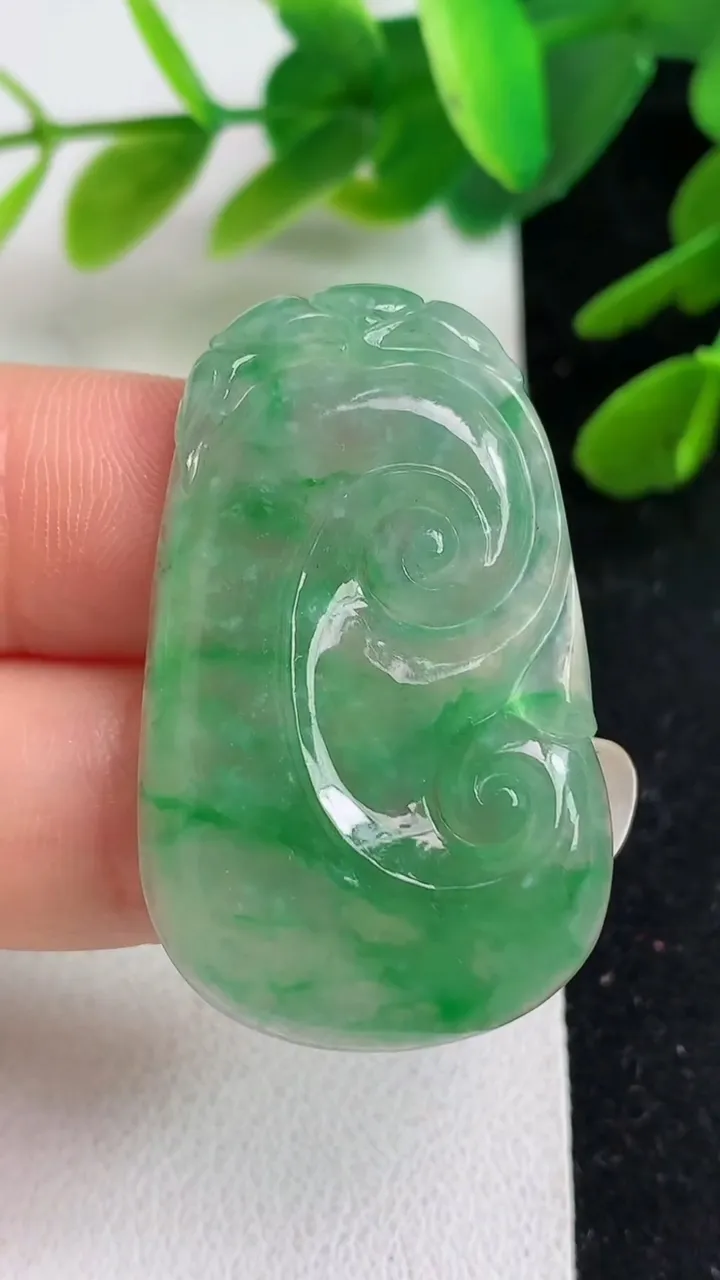 天然A货翡翠如意吊坠，尺寸37.2-22.8-3.7，重量:6.88g
5月23日
