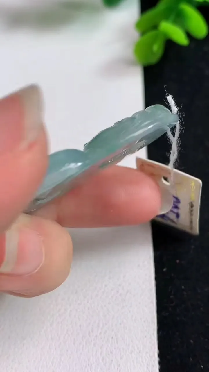 天然A货翡翠观音菩萨吊坠，尺寸54.5-35.2-5.5，重量:18.25g
5月23日