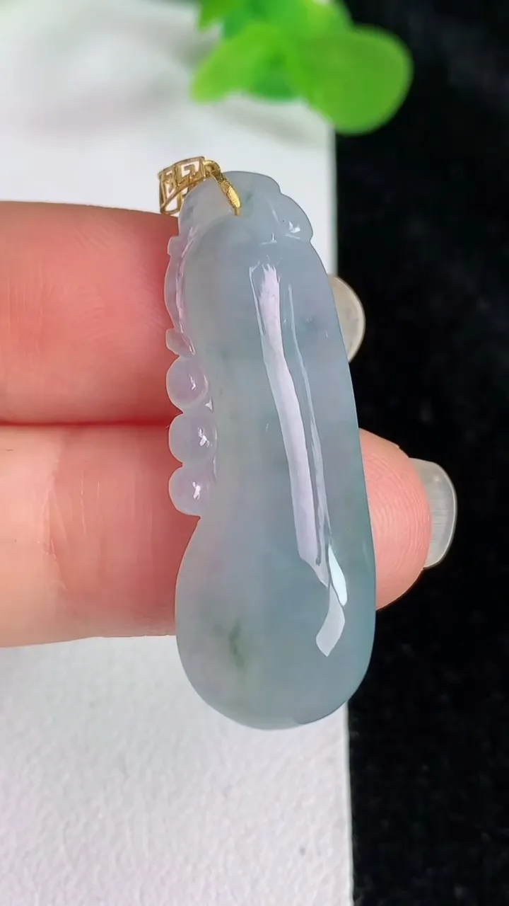 天然A货翡翠飘花福瓜吊坠，尺寸35.9-12.7-5.9，重:4.47g
5月23日