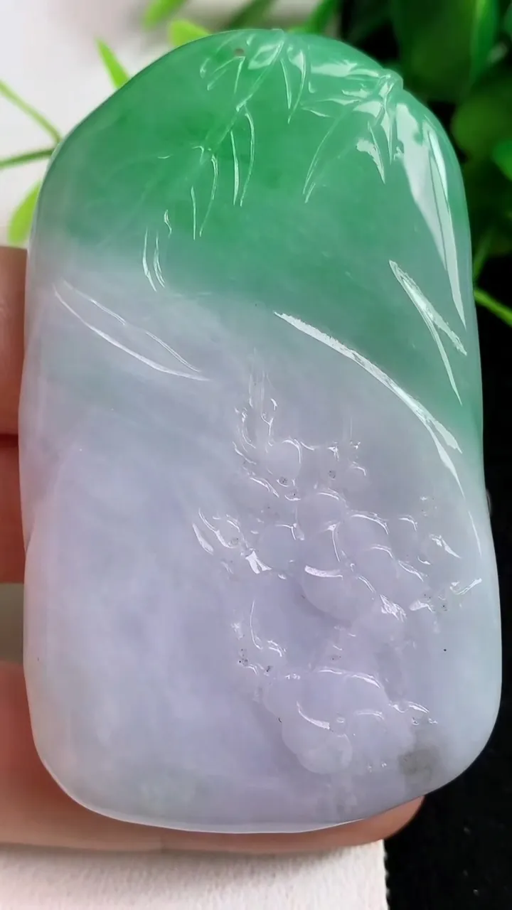 天然A货翡翠春带彩 紫罗兰梅花鹿吊坠，尺寸67-39.2-10，重量:56.05g
5月23日