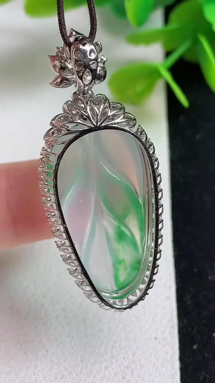 天然A货翡翠金枝玉叶 叶子吊坠，尺寸42.2-17.6-9，裸石28-14.8，重量:5.15g
5月23日