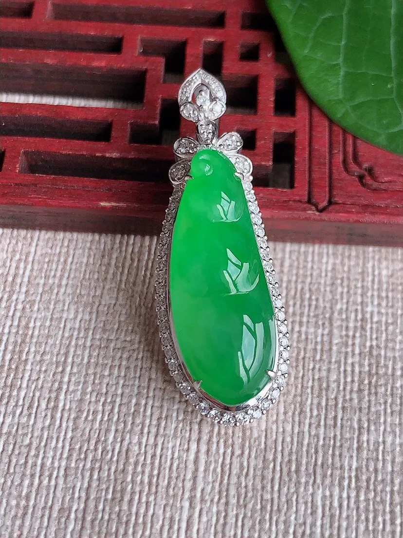 天然A货翡翠18K金伴阳绿四季豆福豆平安豆吊坠尺寸37.5×12.5×11.6裸石25.2×9.5m量7.73g 0522