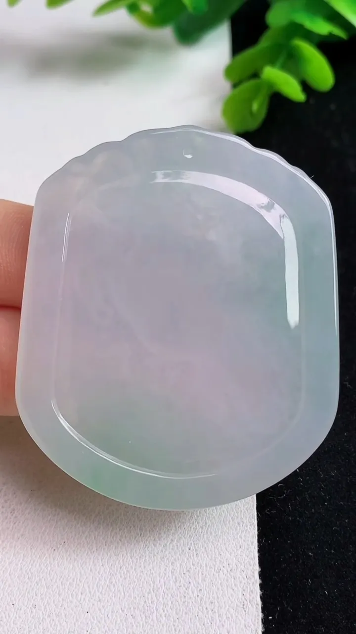天然A货翡翠生肖马牌吊坠，尺寸53.8-45.4-4.7，重量:23.33g
5月23日