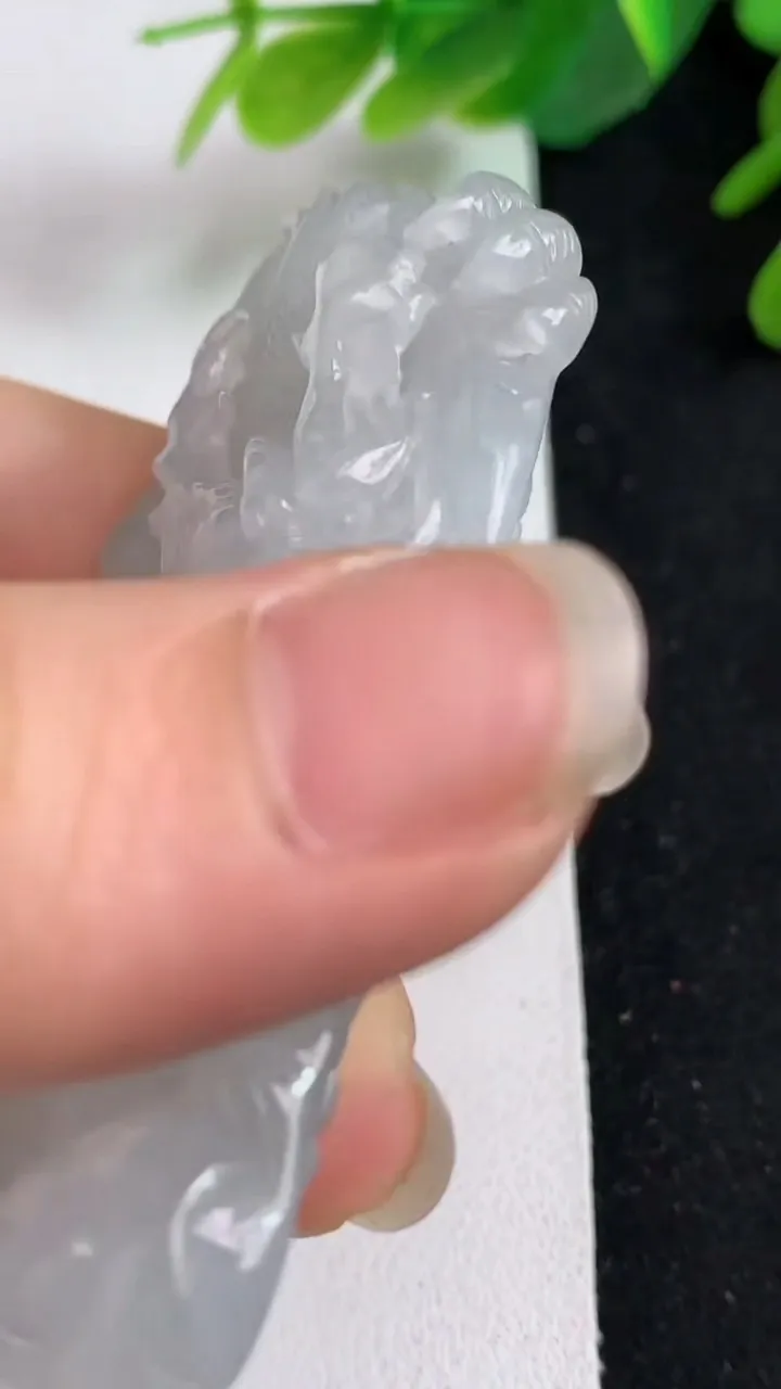 天然A货翡翠龙牌吊坠，尺寸63-36.5-10.7，重量:42.11g
5月23日