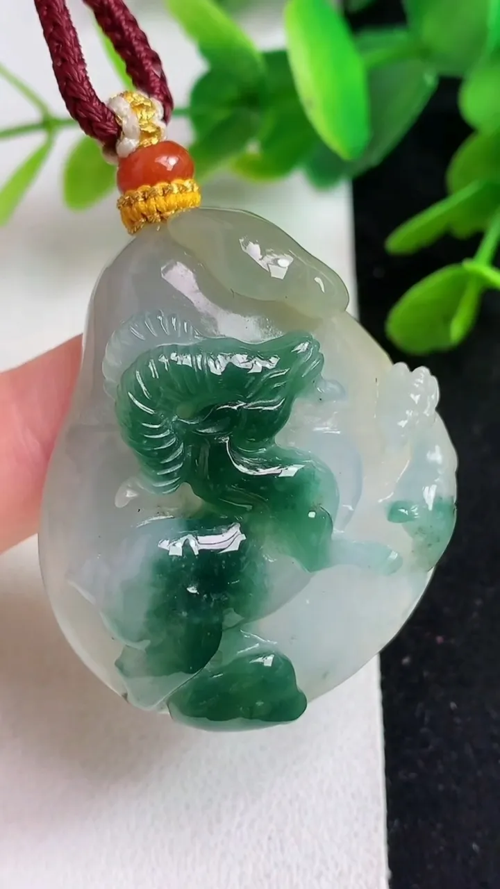 天然A货翡翠双彩生肖羊吊坠，尺寸41.3-35-11，重量:27.78g
5月23日