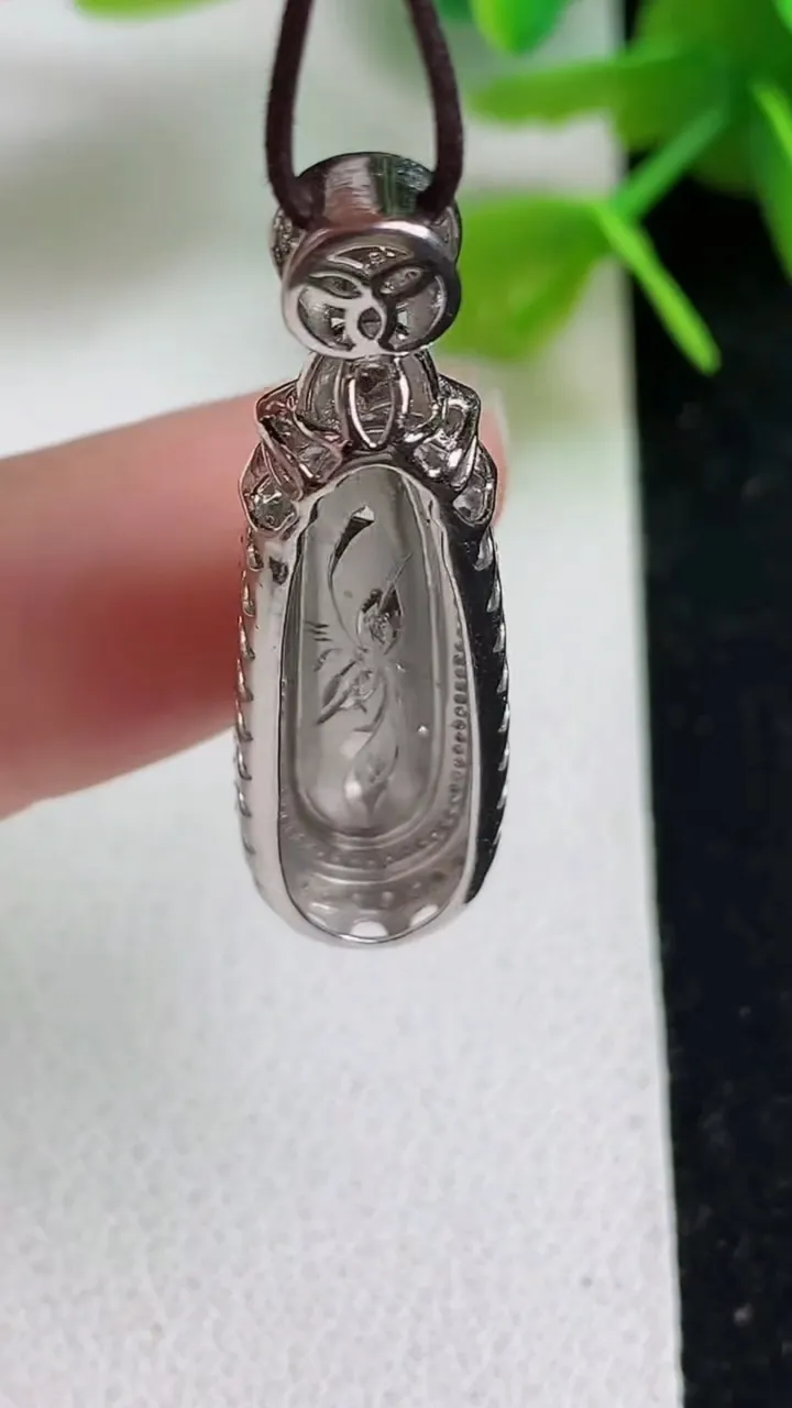 天然A货翡翠福瓜吊坠，尺寸34.4-10-7.2，裸石22-6.6，重量:3.50g
5月23日