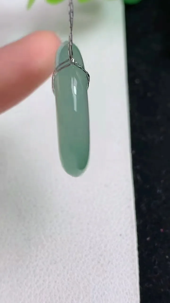 天然A货翡翠平安扣吊坠，尺寸26.6-5.8，重量:8.90g
5月23日