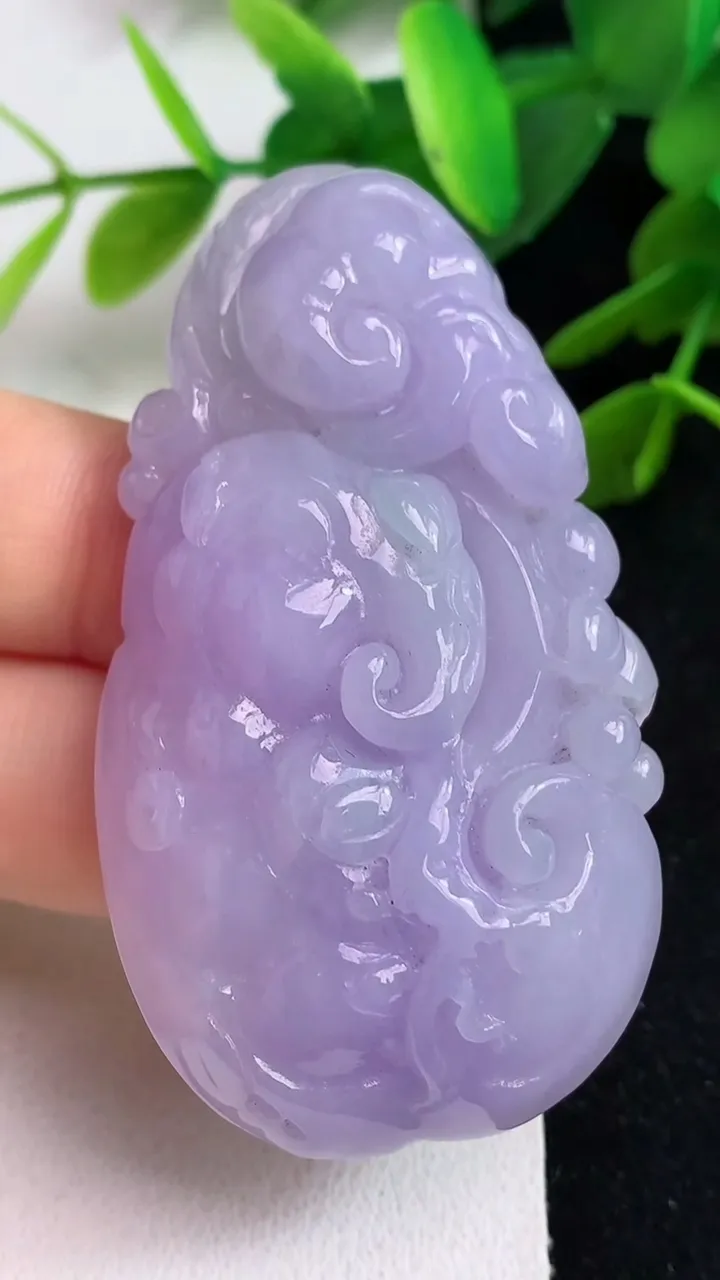 天然A货翡翠紫罗兰如意吊坠，尺寸57.7-32.7-10.6，重量:32.57g
5月23日